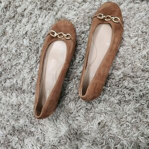 Easy Spirit Suede ballet flats w chain
